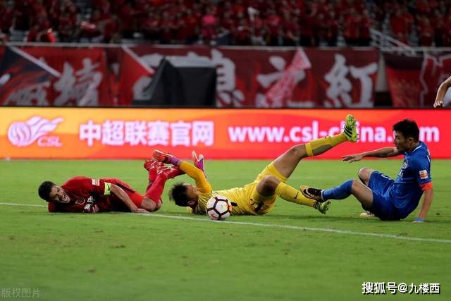 决胜盘领先对手退赛，郑钦文坚持完成比赛的态度引人关注